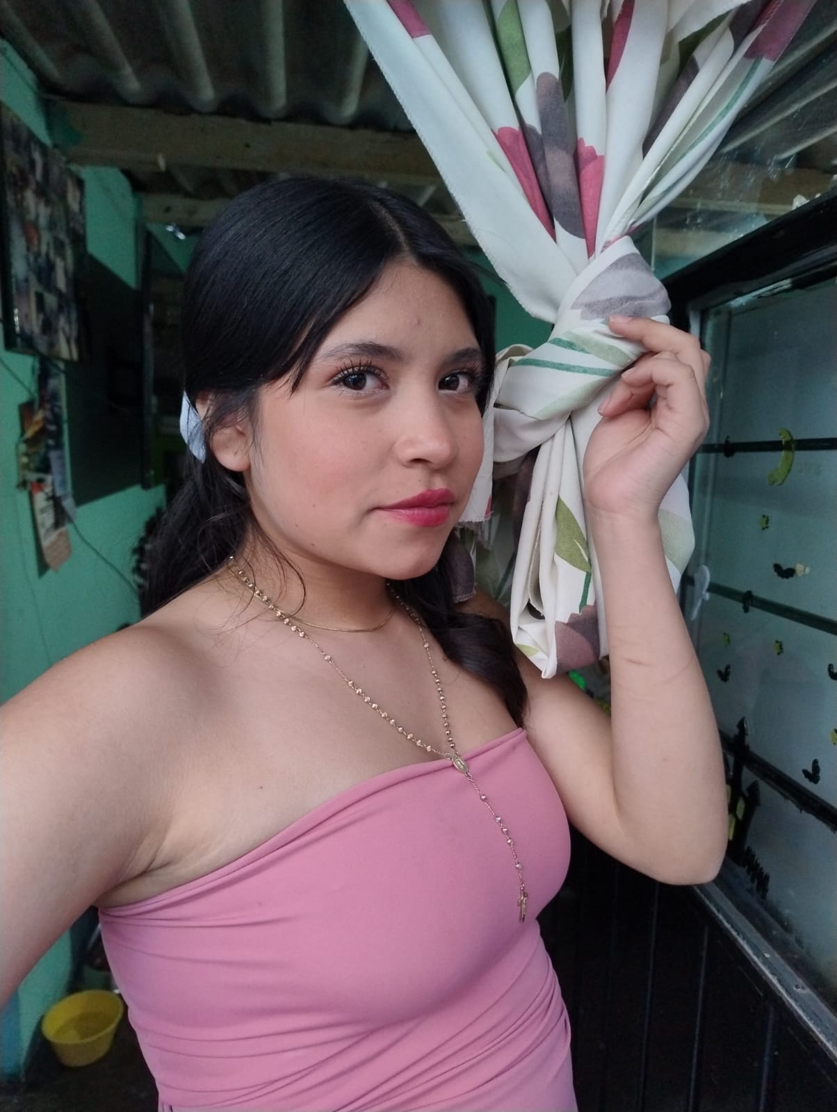 Chica joven en un momento de cotidianidad
